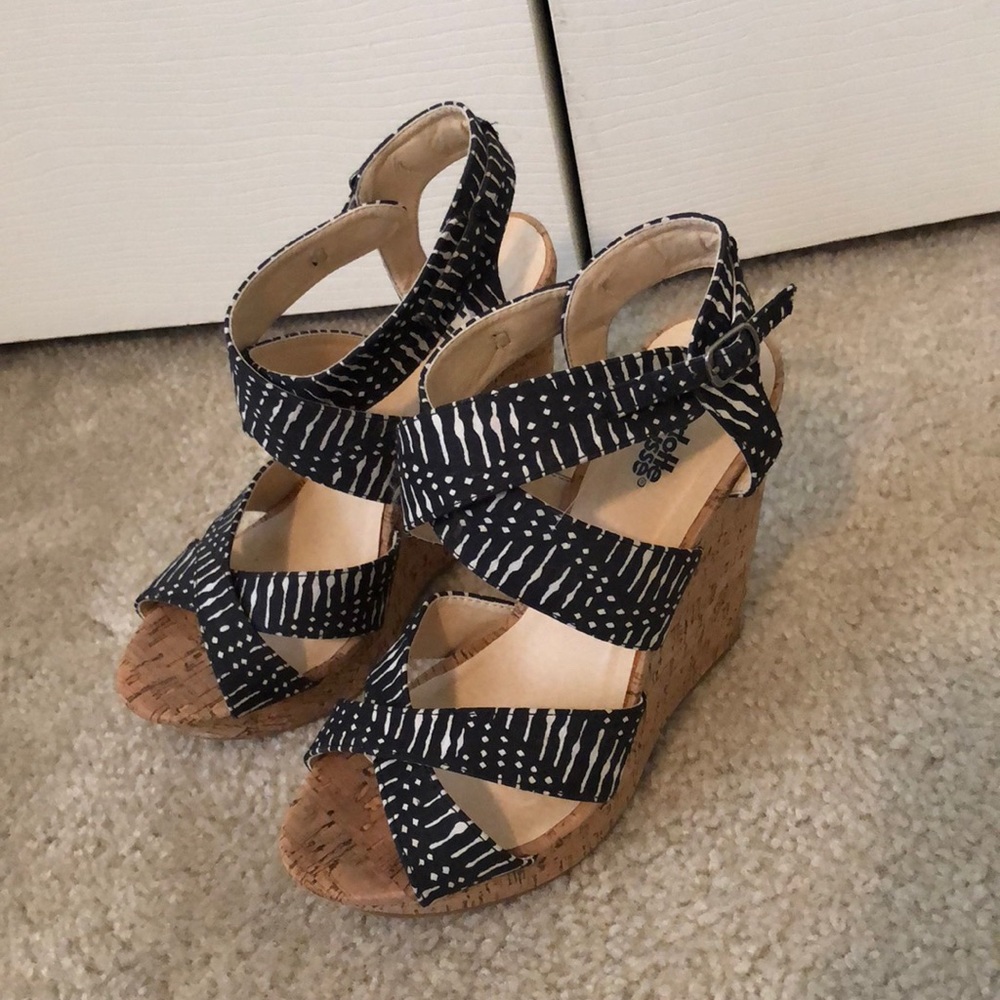 Size 7 Black and White wedges🎀